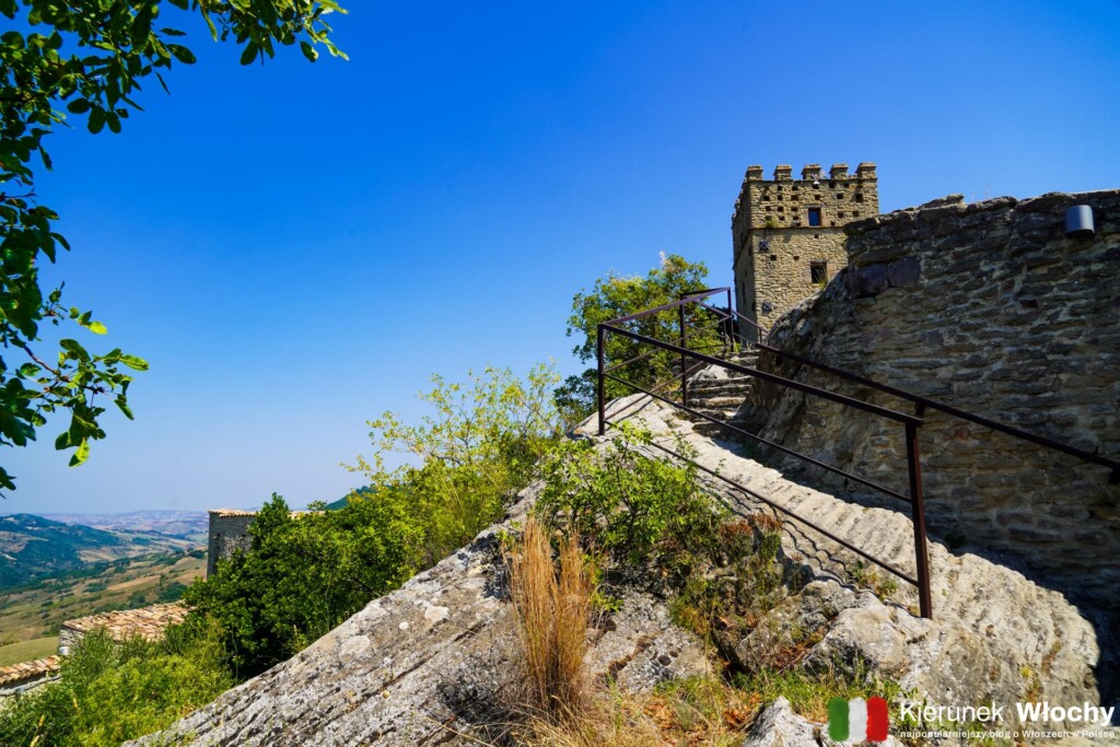 zamek w Roccascalegna, Abruzja, Włochy (fot. Łukasz Ropczyński, kierunekwlochy.pl)