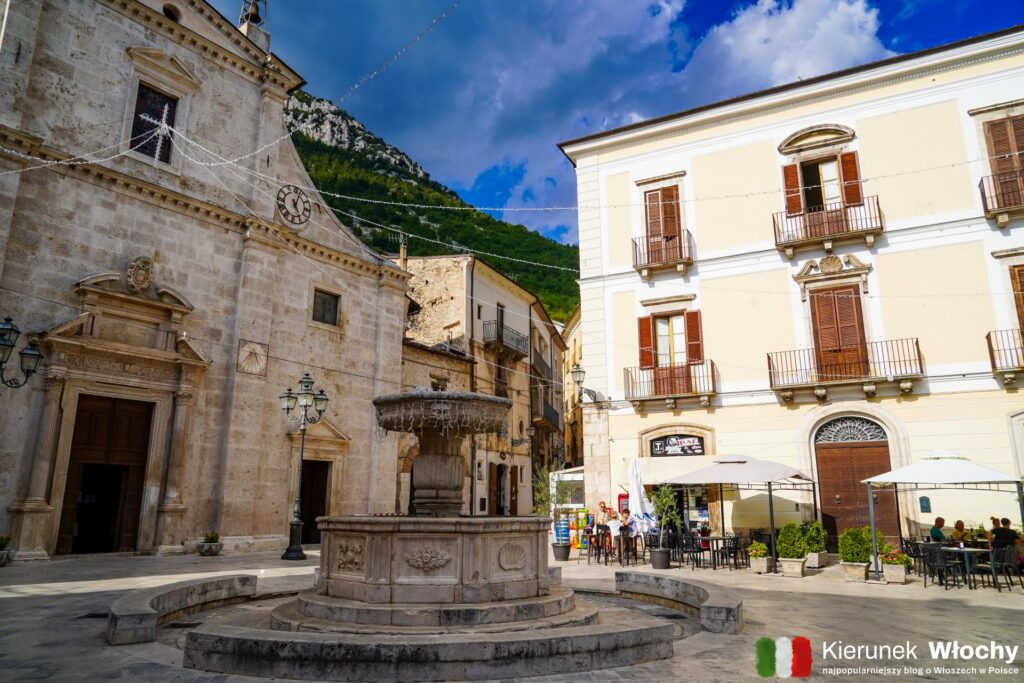 Piazza del Popolo w Pacentro, Abruzja, Włochy (fot. Łukasz Ropczyński, kierunekwlochy.pl)