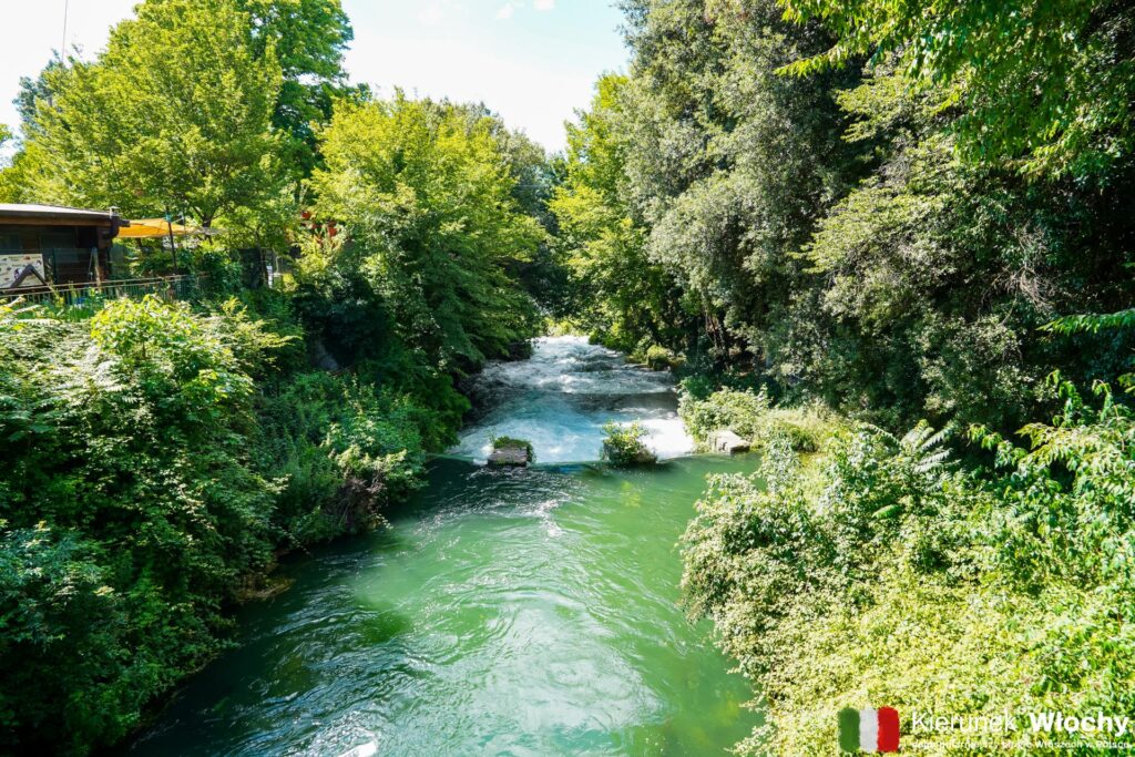 widok z kładki na rzekę Velino, która zasila wodospad Cascata delle Marmore (fot. Łukasz Ropczyński, kierunekwlochy.pl)
