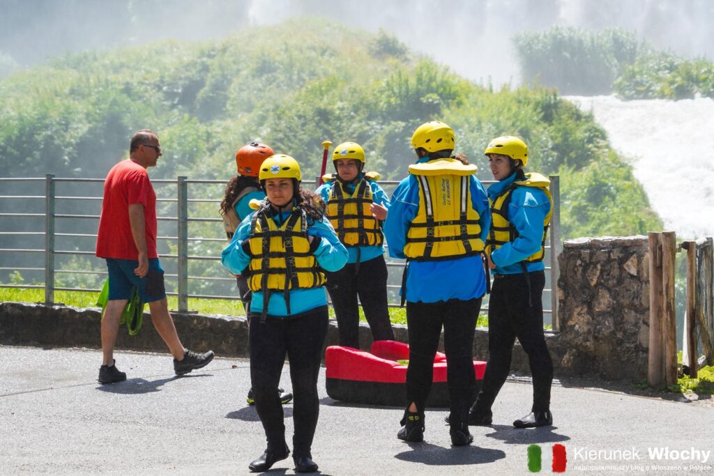 uczestnicy przygotowujący się do rafting u dołu wodospadu Cascata delle Marmore (fot. Łukasz Ropczyński, kierunekwlochy.pl)