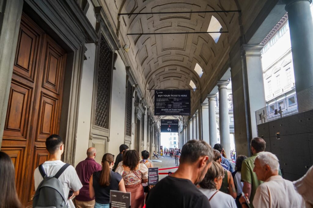 kolejka do kontroli bezpieczeństwa przed wejściem do Galerii Uffizi we Florencji (fot. Łukasz Ropczyński, kierunekwlochy.pl)