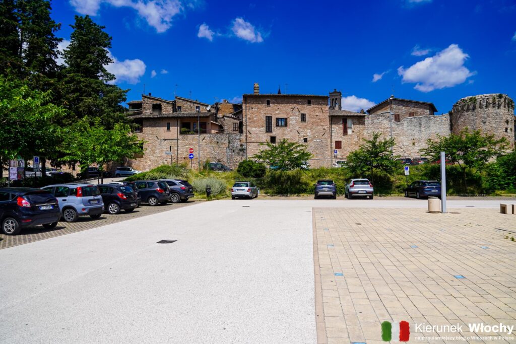 parking w Spello przy Via Sant'Anna 20 (fot. Łukasz Ropczyński, kierunekwlochy.pl)