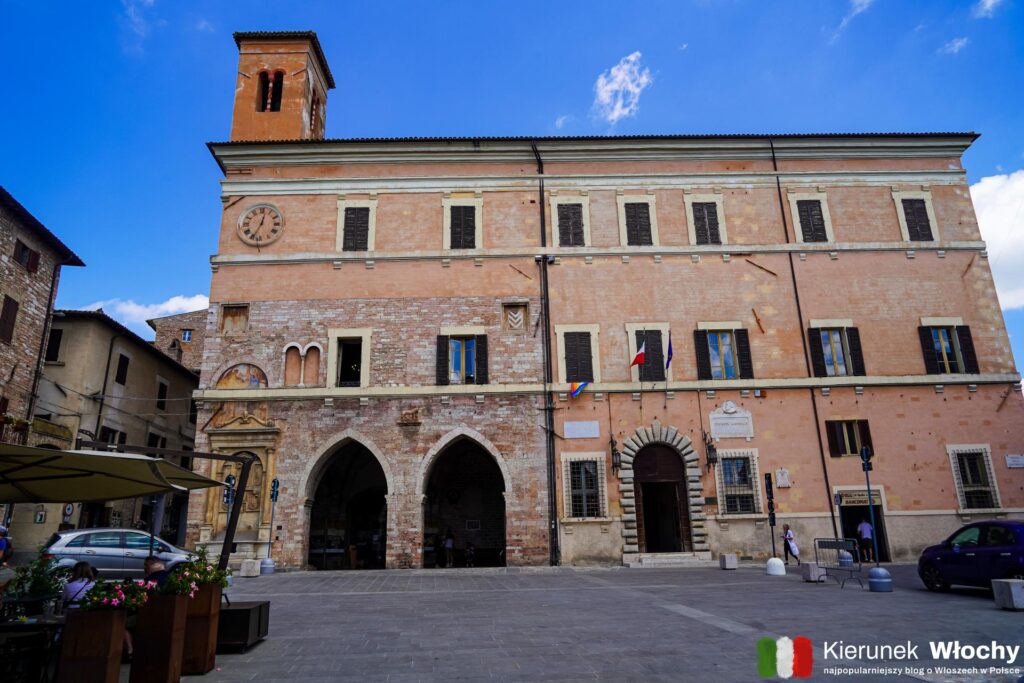 Palazzo Comunale przy Piazza della Repubblica w Spello, Umbria, Włochy (fot. Łukasz Ropczyński, kierunekwlochy.pl)