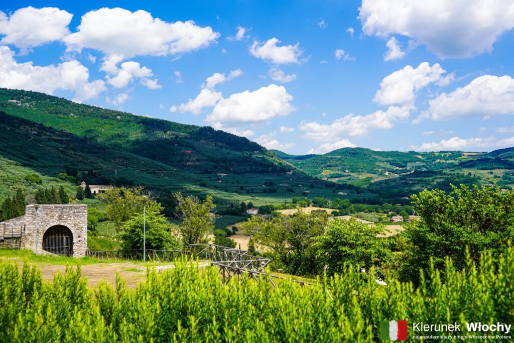 widok na zielone wzgórza Umbrii ze skweru przy Via Poeto, Spello, Umbria, Włochy (fot. Łukasz Ropczyński, kierunekwlochy.pl)