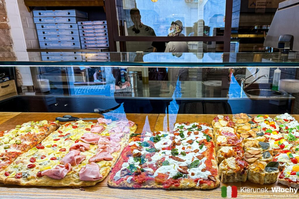 pizza al taglio w iizzerii "Il Grottino" w Spello, Umbria, Włochy (fot. Łukasz Ropczyński, kierunekwlochy.pl)