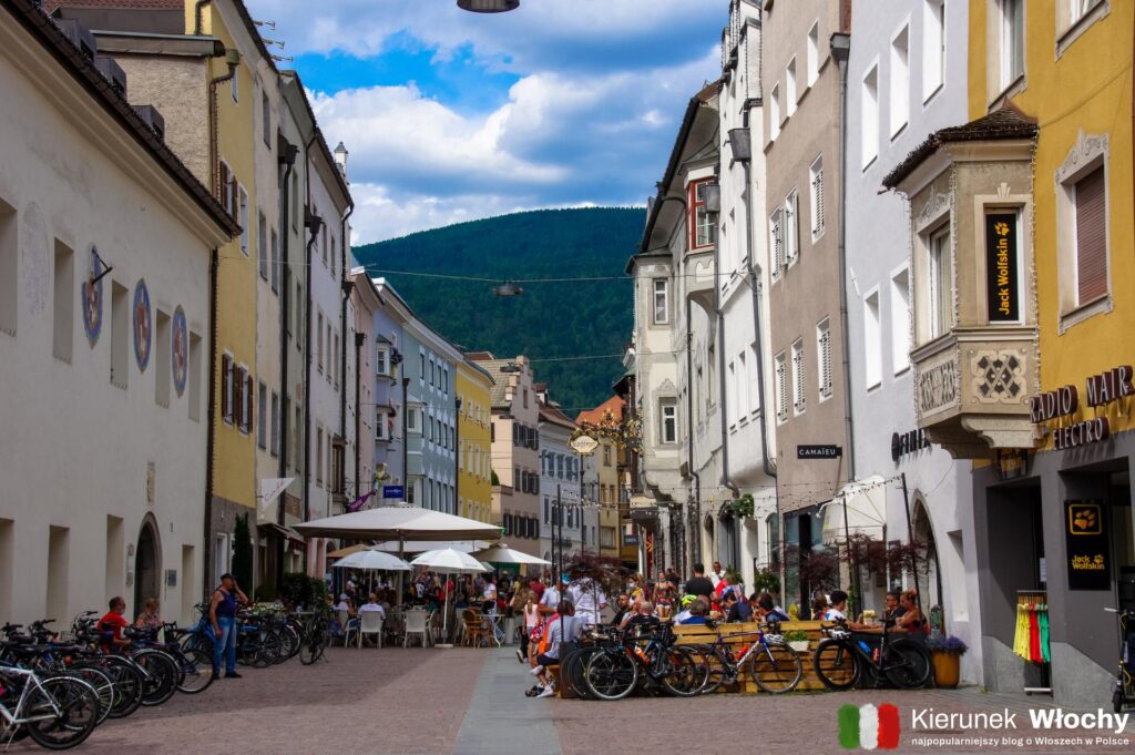 Via Centrale / Stadtgasse w Brunico / Bruneck, Południowy Tyrol / Südtirol, Włochy (fot. Łukasz Ropczyński, kierunekwlochy.pl)