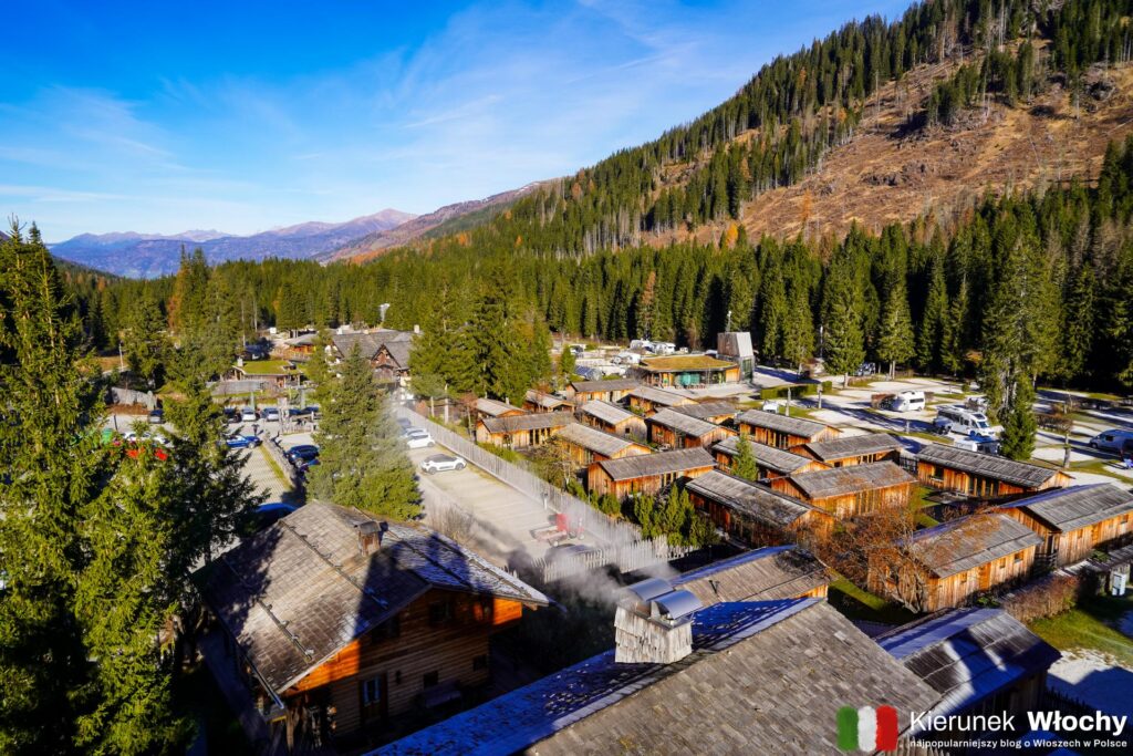 panoramiczny widok na Caravan Park Sexten z drewnianej wieży widokowej (fot. Łukasz Ropczyński, kierunekwlochy.pl)