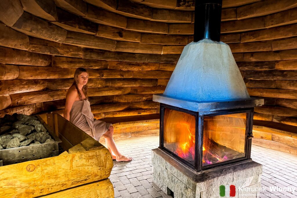 sauna ziemna z kominkiem pośrodku, strefa saunarium w Caravan Park Sexten, Południowy Tyrol, Włochy (fot. Łukasz Ropczyński, kierunekwlochy.pl)