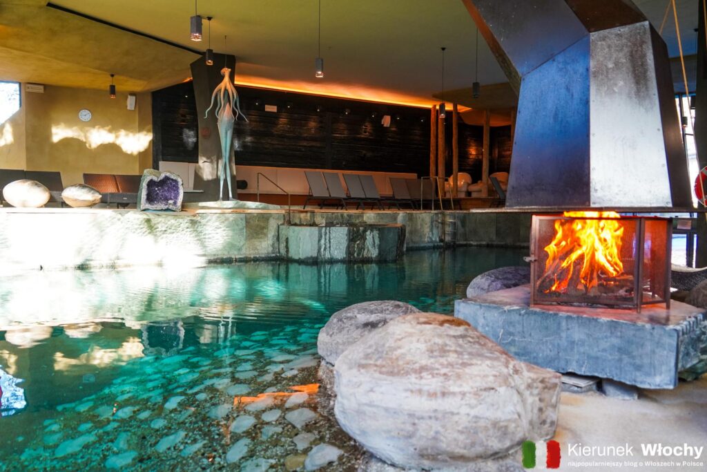 basen, przy którym znajduje się kominek w Caravan Park Sexten, Południowy Tyrol, Włochy (fot. Łukasz Ropczyński, kierunekwlochy.pl)