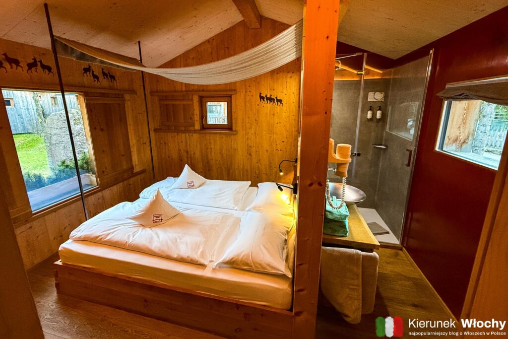 w domku Dolomites Lodge sypialnia małżeńska łączy się bezpośrednio z otwartą łazienką, Caravan Park Sexten, Południowy Tyrol, Włochy (fot. Łukasz Ropczyński, kierunekwlochy.pl)