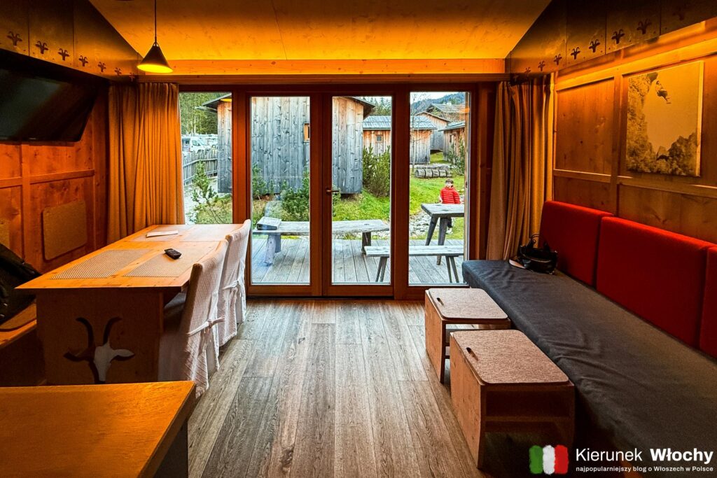 salon z kuchnią i wyjściem na taras, domek Dolomites Lodge na kempingu Caravan Park Sexten, Południowy Tyrol, Włochy (fot. Łukasz Ropczyński, kierunekwlochy.pl)