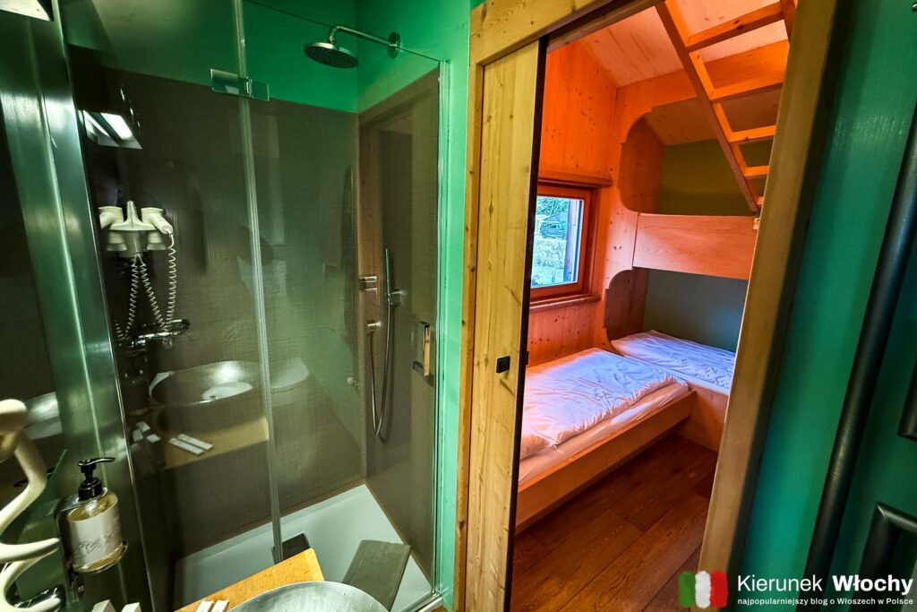 łazienka i sypialnia dzieci, domek Dolomites Lodge na kempingu Caravan Park Sexten, Południowy Tyrol, Włochy (fot. Łukasz Ropczyński, kierunekwlochy.pl)