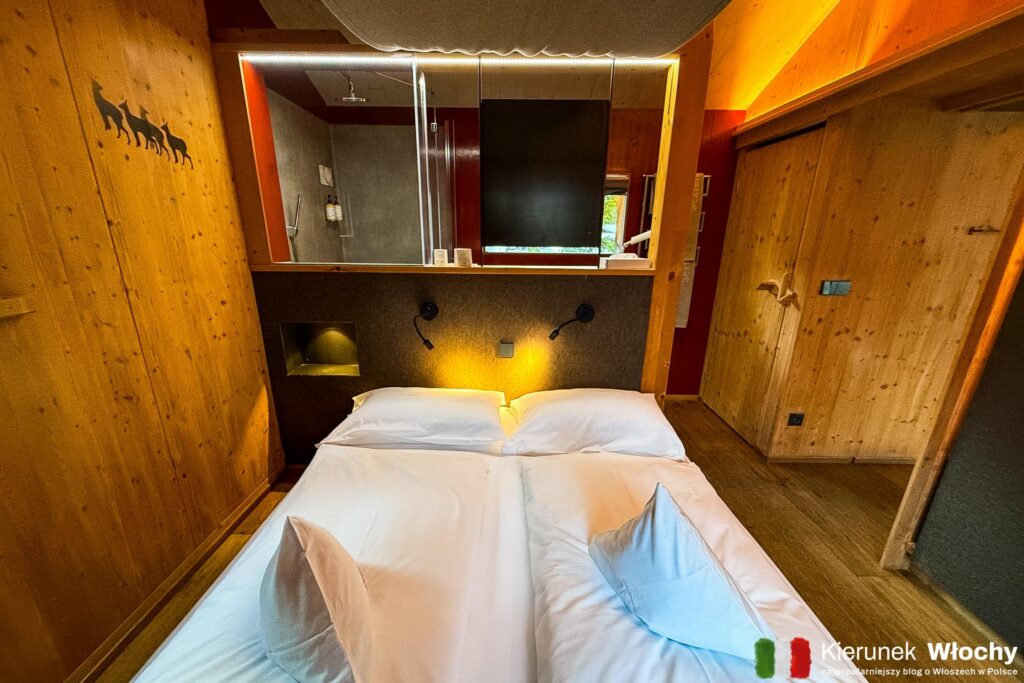 sypialnia w domku Dolomites Lodge na kempingu Caravan Park Sexten, Południowy Tyrol, Włochy (fot. Łukasz Ropczyński, kierunekwlochy.pl)