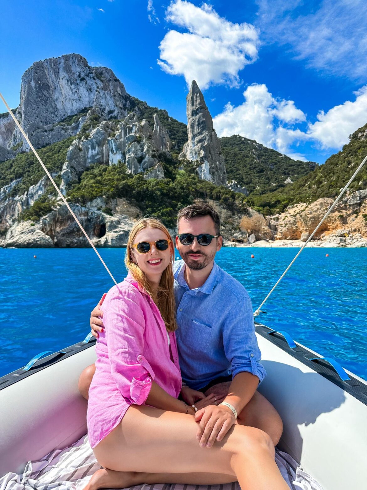 durante una crociera in motoscafo nel Golfo di Orosei, sullo sfondo della bellissima Cala Goloritzé in Sardegna, Italia (foto di Natan Ropczyński, kierunekwlochy.pl) durante una crociera in motoscafo nel Golfo di Orosei, sullo sfondo della bellissima Cala Goloritzé in Sardegna, Italia (foto di Natan Ropczyński, kierunekwlochy.pl)