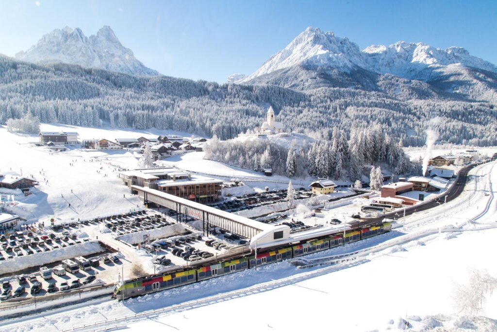 stacja narciarska Versciaco-Elmo w ośrodku narciarskim Tre Cime / Drei Zinnen Dolomites i pociąg, który łączy ją z ośrodkiem narciarskim Kronplatz, Południowy Tyrol, Włochy (fot. Klaus Huber, IDM Südtirol-Górna Adyga)