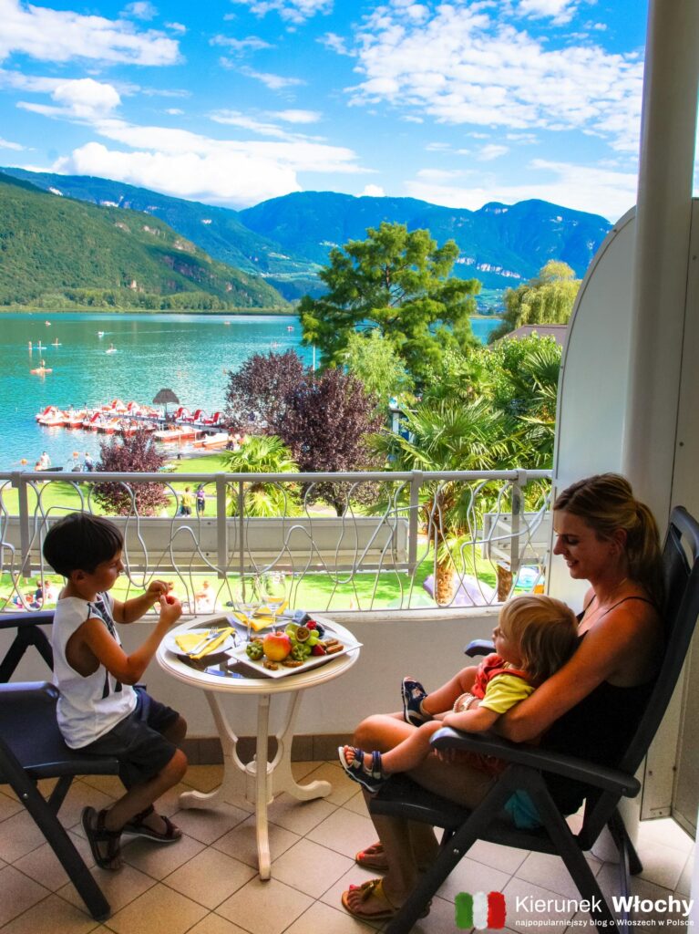 widok z naszego pokoju w hotelu Seegarten**** nad jeziorem Caldaro, Południowy Tyrol / Südtirol, Włochy (fot. Łukasz Ropczyński, kierunekwlochy.pl)