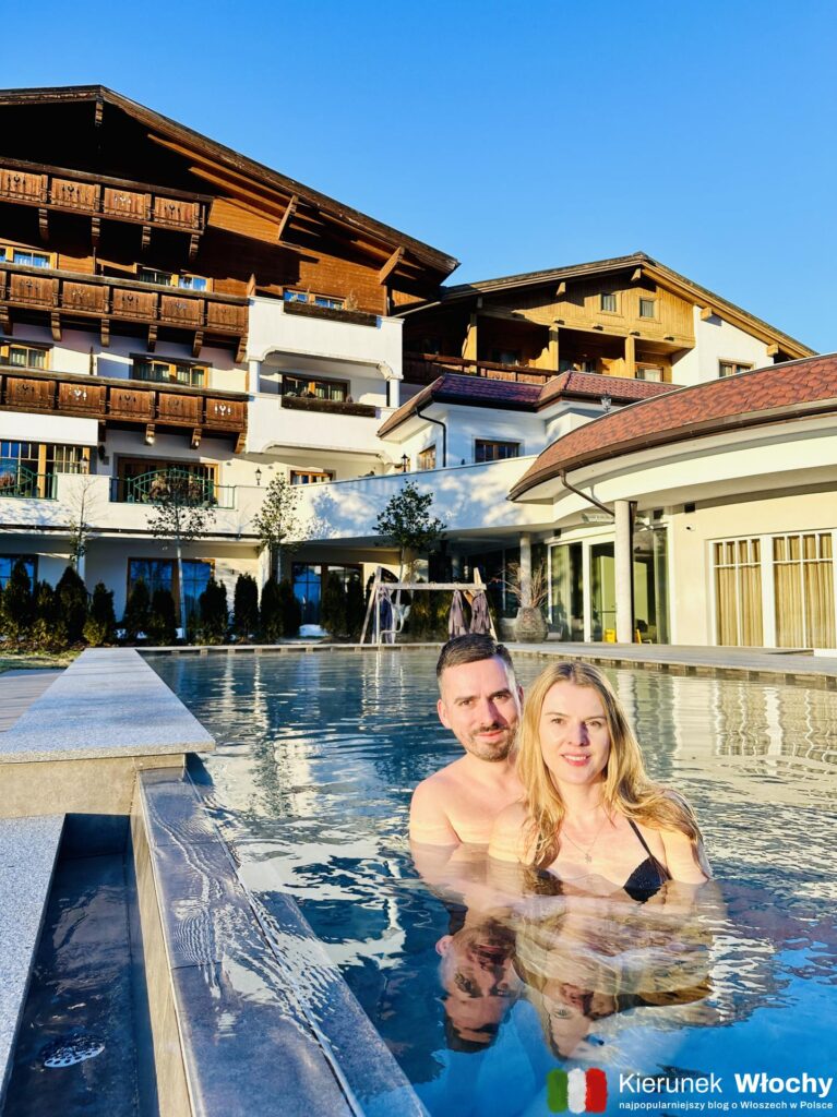 w Naturhotel MOLIN jest zewnętrzny, podgrzewany basen, w którym kąpaliśmy się zimą, Południowy Tyrol / Südtirol, Włochy (fot. Natan Ropczyński, kierunekwlochy.pl)