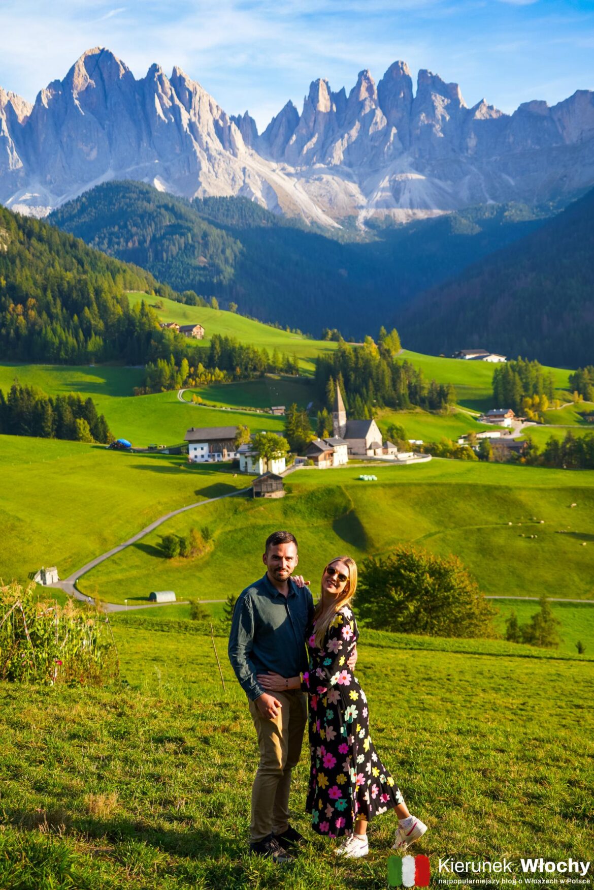 Południowy Tyrol / Südtirol - najbardziej magiczny zakątek Włoch. Co warto zobaczyć? Praktyczny przewodnik i plan na urlop. Na zdjęciu punkt widokowy Santa Maddalena w dolinie Val di Funes w Południowym Tyrolu we Włoszech (fot. Łukasz Ropczyński, kierunekwlochy.pl)