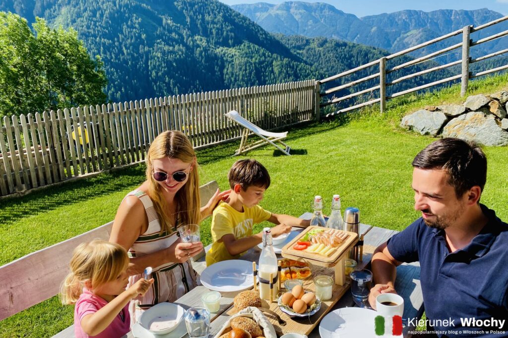 śniadanie w gospodarstwie agroturystycznym w górach nieopodal Bressanone / Brixen, Południowy Tyrol / Südtirol, Włochy (fot. Łukasz Ropczyński, kierunekwlochy.pl)