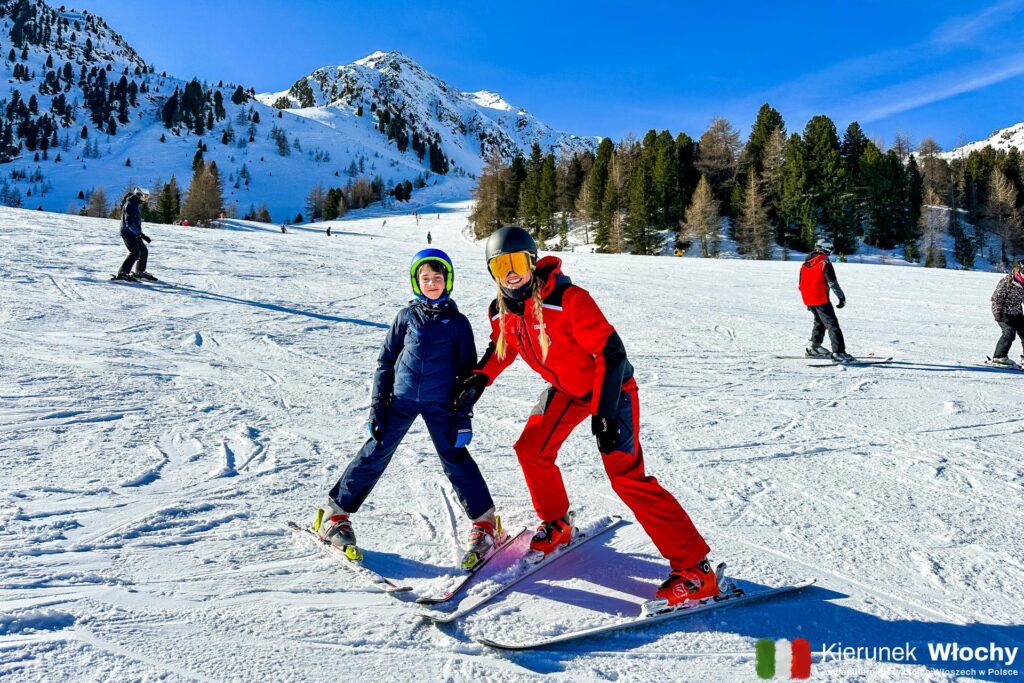 Natan w trakcie indywidualnych lekcji z panią instruktorką w ośrodku narciarskim Speikboden w dolinie Valle Aurina / Ahrntal, Południowy Tyrol / Südtirol, Włochy (fot. Łukasz Ropczyński, kierunekwlochy.pl)