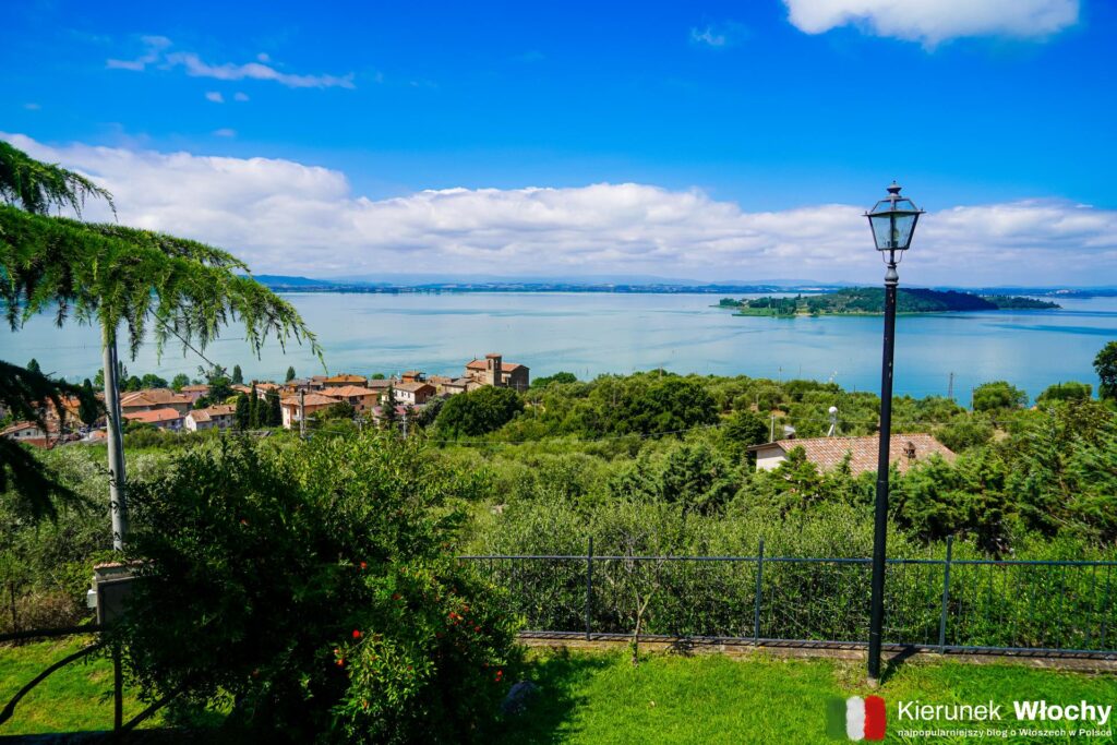 widok z ogrodu Il Sodino 1738 na jezioro Trazymeńskie, Umbria, Włochy (fot. Łukasz Ropczyński, kierunekwlochy.pl)