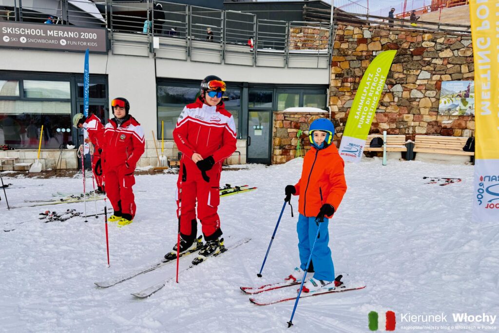 nasz syn Natan ze swoim instruktorem przy szkółce narciarskiej na Merano 2000, Południowy Tyrol, Włochy (fot. Łukasz Ropczyński, kierunekwlochy.pl)