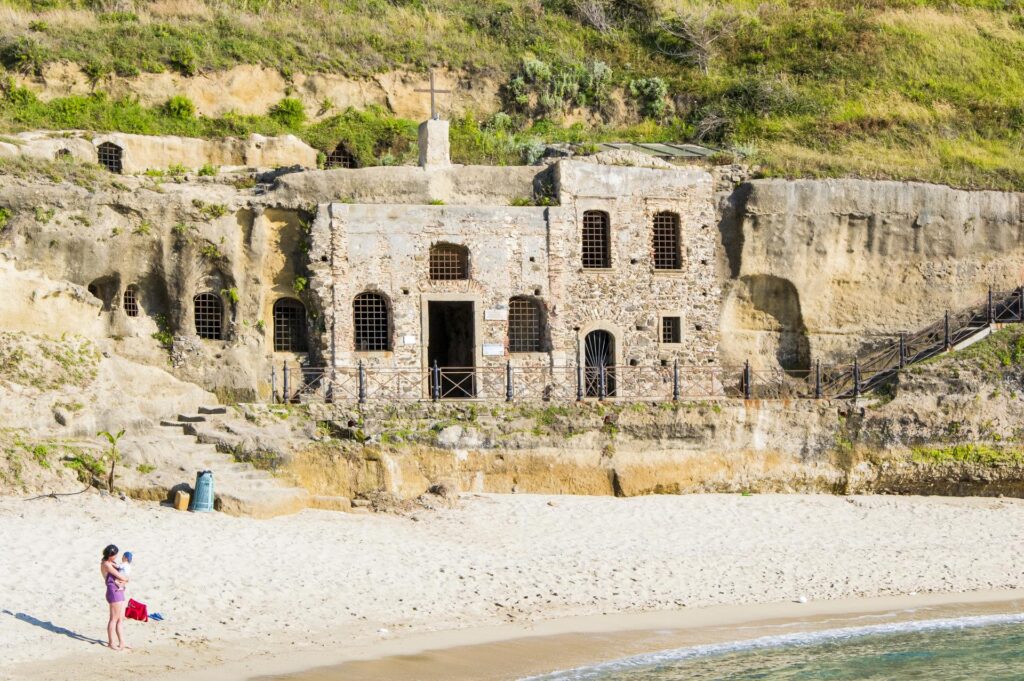 znajdujący się przy plaży kościółek Piedigrotta, Pizzo, Kalabria, Włochy
