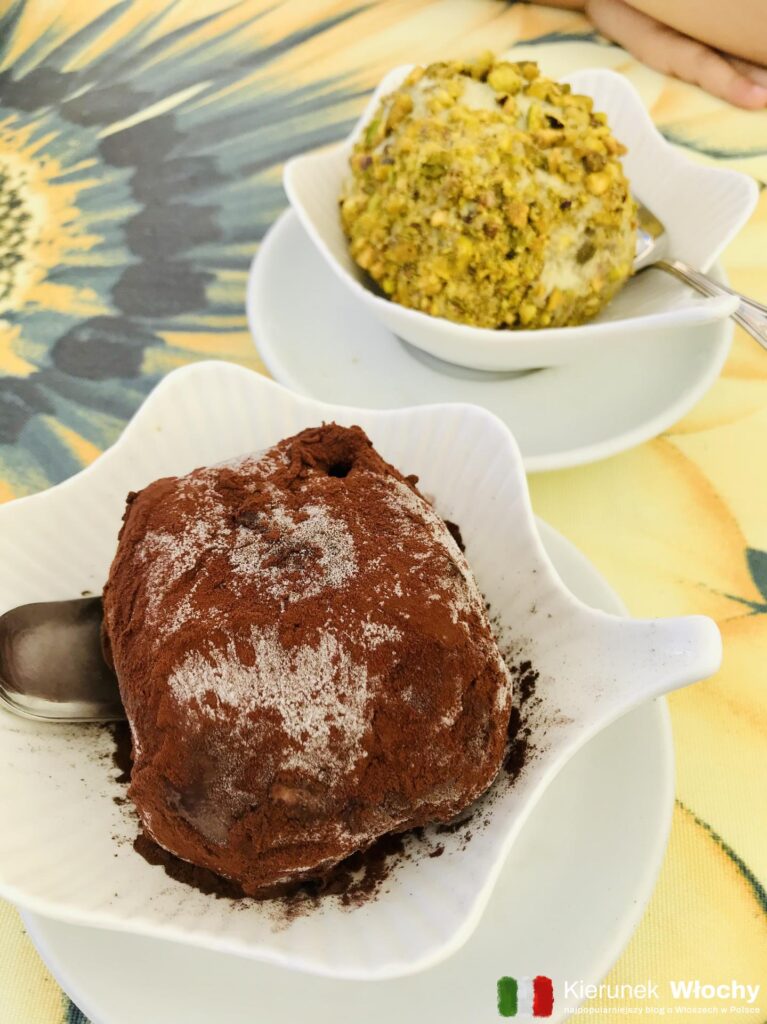 kultowy deser Tartufo di Pizzo - pierwszy orzechowo-czekoladowy, a drugi pistacjowy (fot. Łukasz Ropczyński, kierunekwlochy.pl)