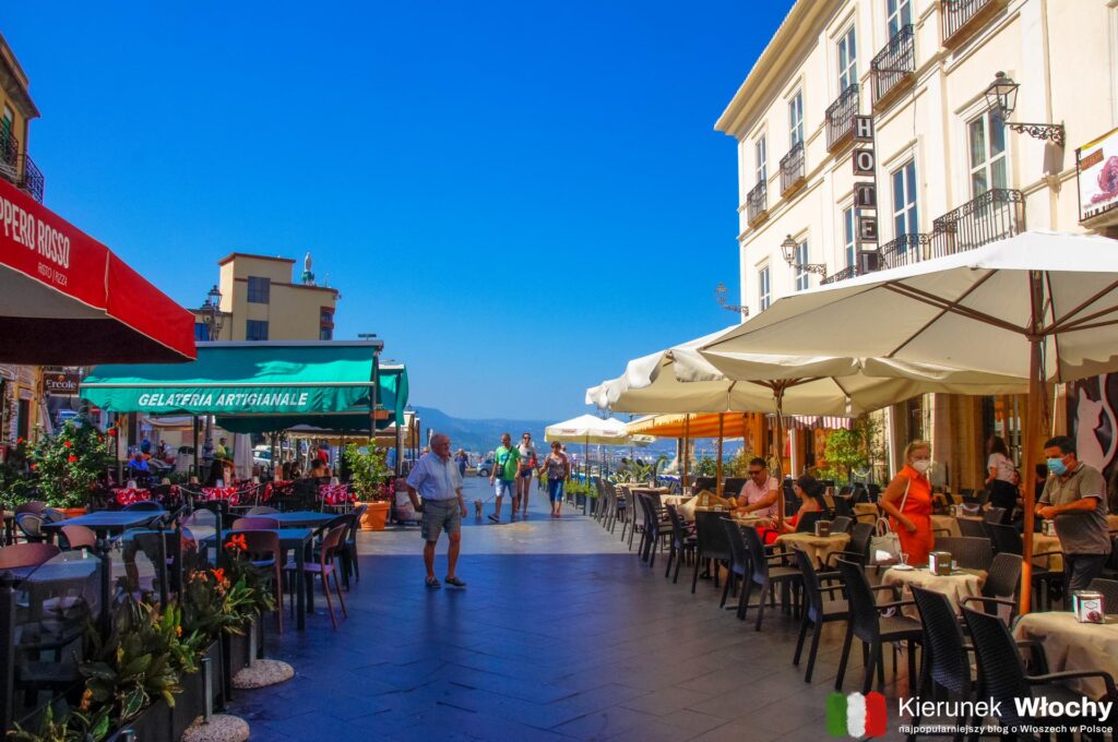 Piazza della Repubblica w Pizzo, Kalabria, Włochy (fot. Łukasz Ropczyński, kierunekwlochy.pl)