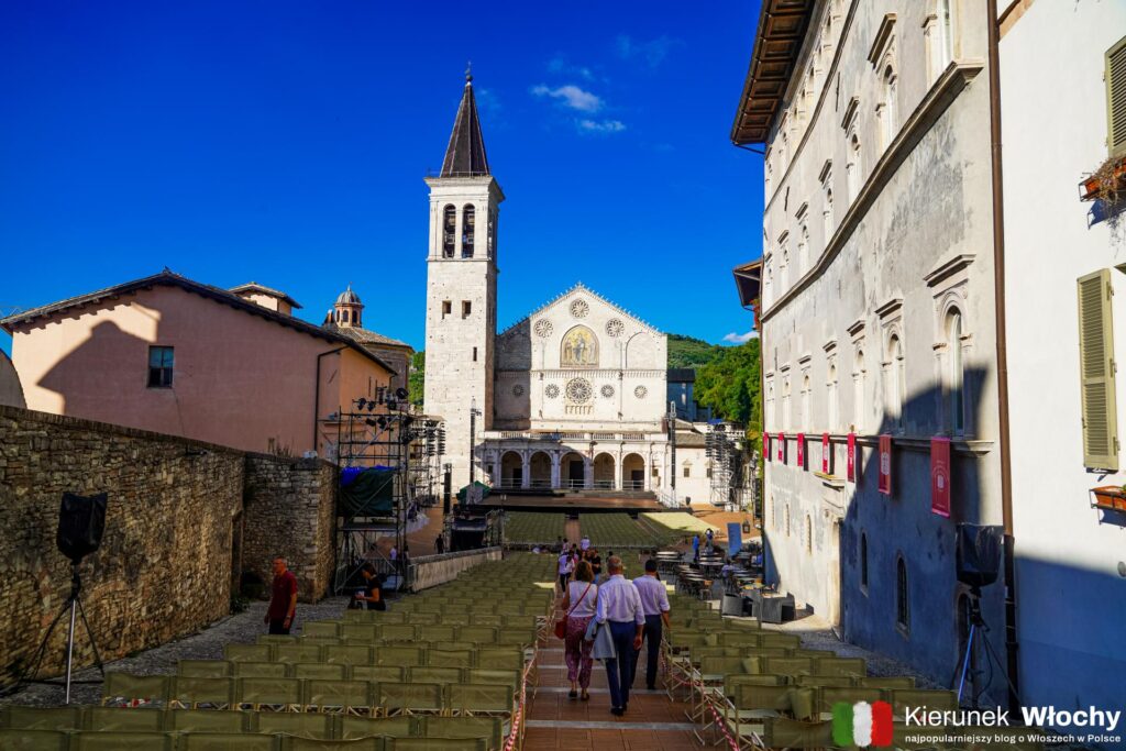 katedra i Piazza del Duomo w Spoleto, Umbria, Włochy (fot. Łukasz Ropczyński, kierunekwlochy.pl)
