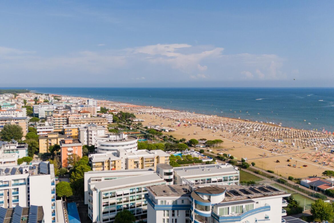 Bibione – wakacyjny raj blisko Wenecji. Szeroka plaża, ciepłe morze i dużo atrakcji dla rodzin z dziećmi (fot. materiały Residence Serenissima) Bibione – wakacyjny raj blisko Wenecji. Szeroka plaża, ciepłe morze i dużo atrakcji dla rodzin z dziećmi (fot. materiały Residence Serenissima)