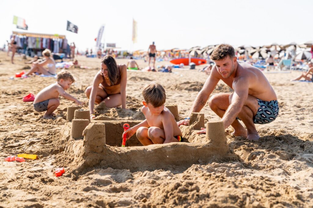 piaszczysta plaża w Bibione (fot. materiały Residence Serenissima)