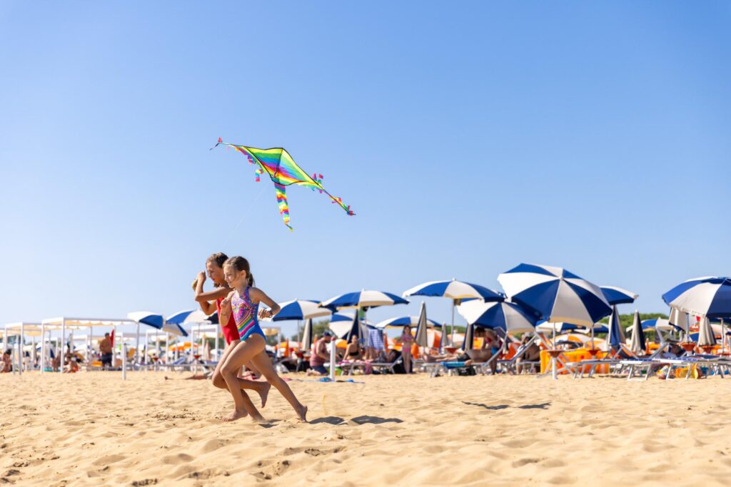 szeroka i piaszczysta plaża w Bibione (fot. materiały Residence Serenissima)