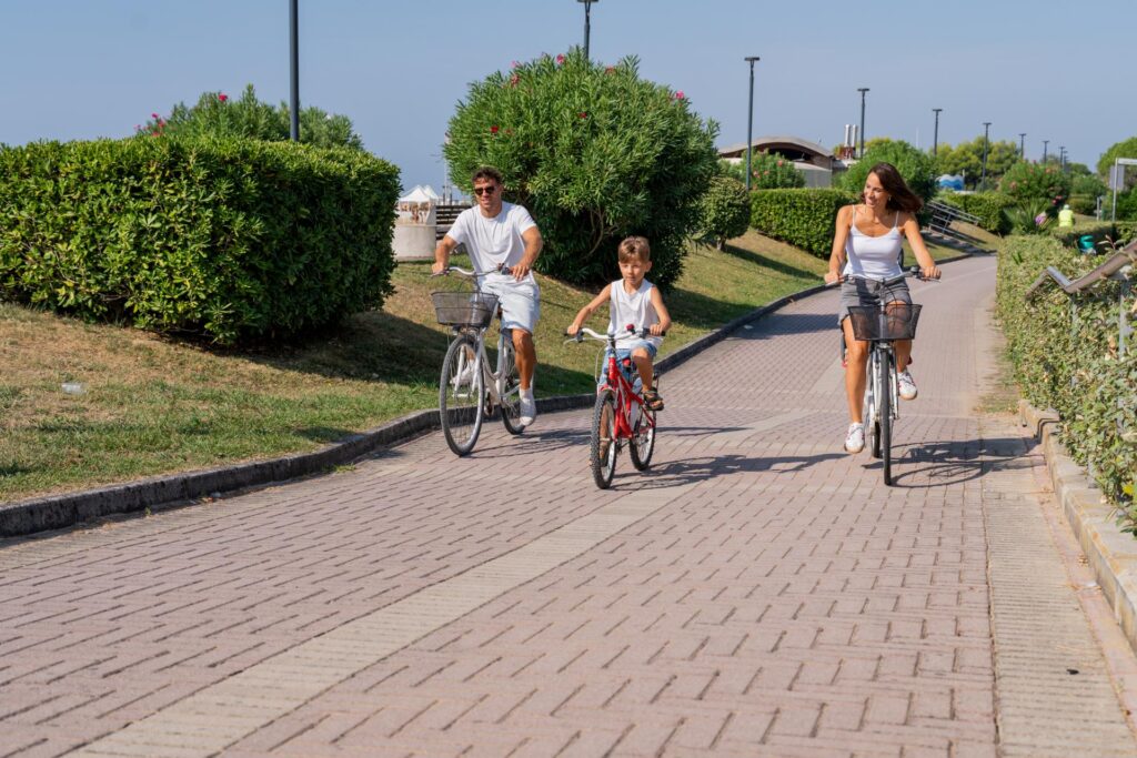trasa rowerowa w Bibione biegnąca wzdłuż plaży czyli Passeggiata Adriatico (fot. materiały Residence Serenissima)