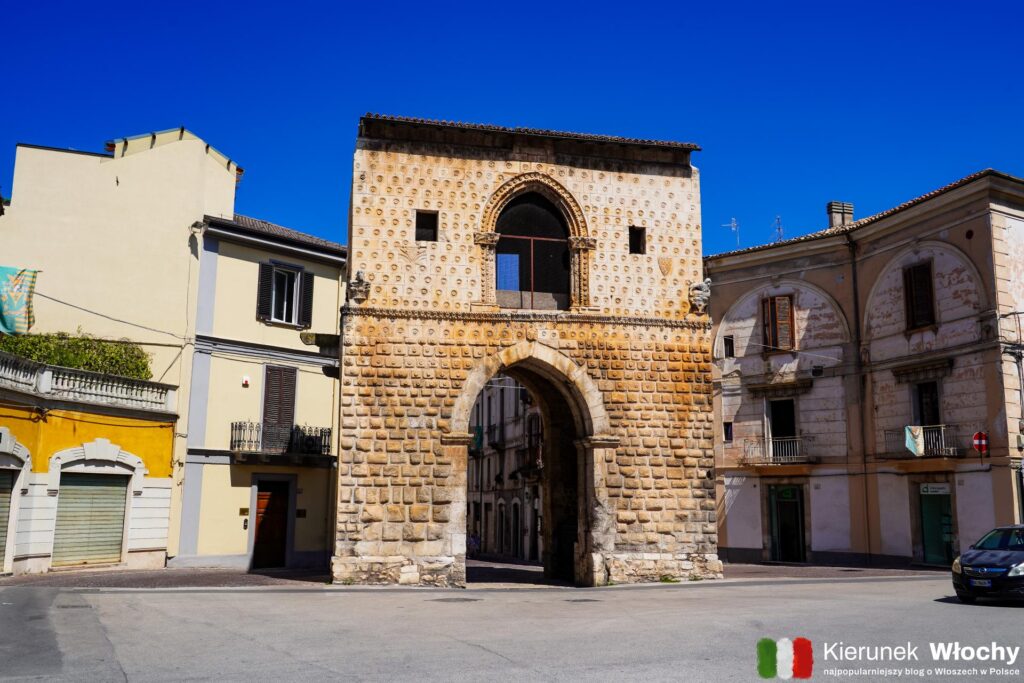 Porta Napoli przy Corso Ovidio, Sulmona, Abruzja, Włochy (fot. Łukasz Ropczyński, kierunekwlochy.pl)