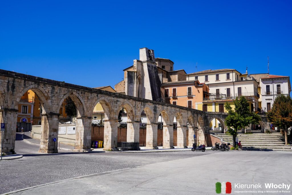 średniowieczny akwedukt na Piazza Garibaldi, Sulmona, Abruzja, Włochy (fot. Łukasz Ropczyński, kierunekwlochy.pl)