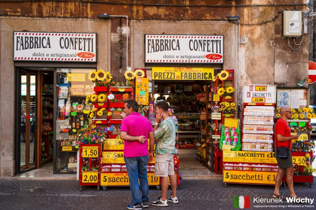 jeden ze sklepów z confetti przy Corso Ovidio, Sulmona, Abruzja, Włochy (fot. Łukasz Ropczyński, kierunekwlochy.pl)