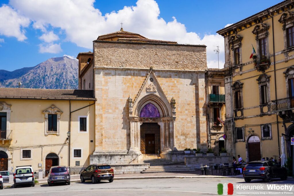 kościół San Filippo Neri przy Piazza Giuseppe Garibaldi, Sulmona, Abruzja, Włochy (fot. Łukasz Ropczyński, kierunekwlochy.pl)