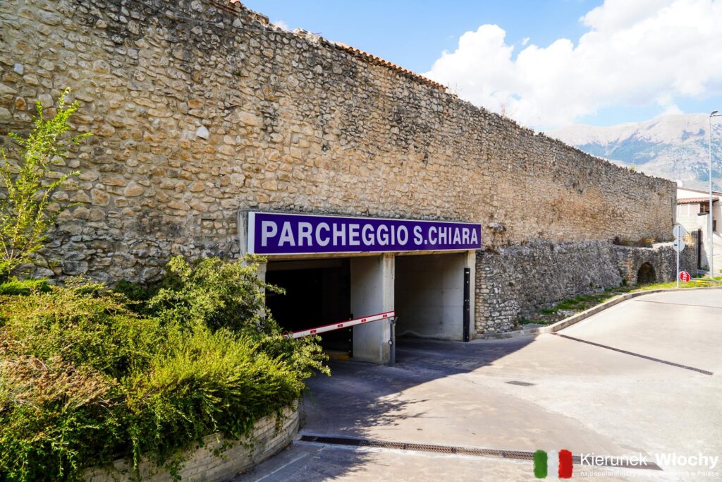 wjazd na parking Santa Chiara, Sulmona, Abruzja, Włochy (fot. Łukasz Ropczyński, kierunekwlochy.pl)
