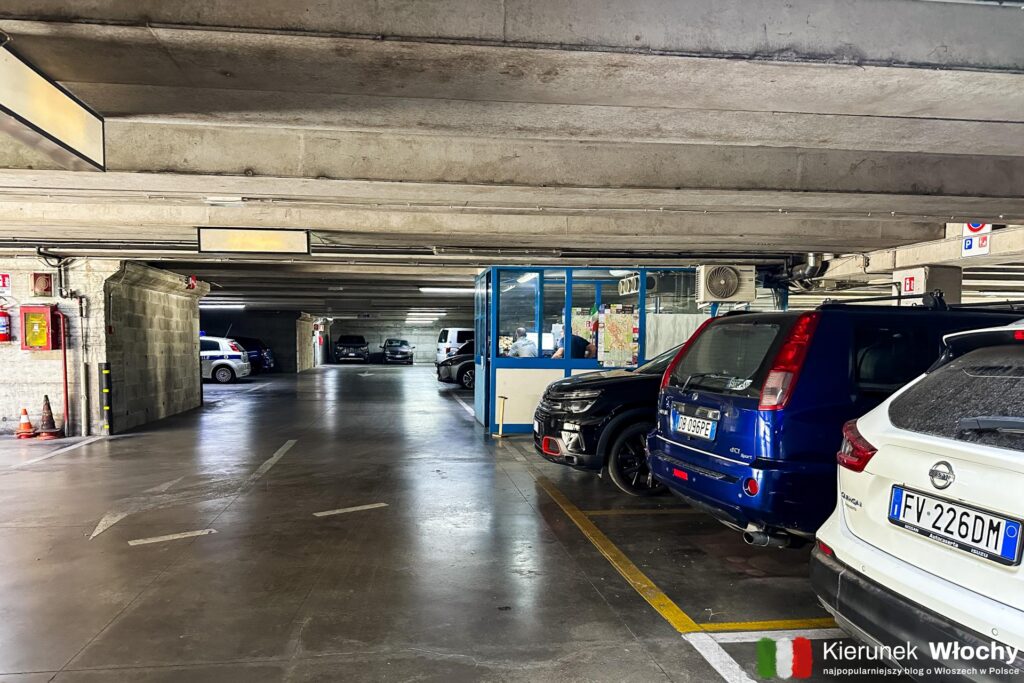parking Santa Chiara, Sulmona, Abruzja, Włochy (fot. Łukasz Ropczyński, kierunekwlochy.pl)