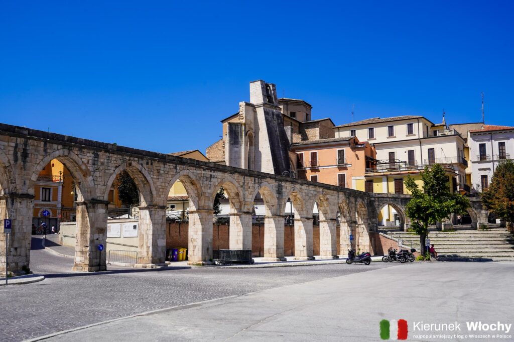 średniowieczny akwedukt na Piazza Garibaldi, Sulmona, Abruzja, Włochy (fot. Łukasz Ropczyński, kierunekwlochy.pl)