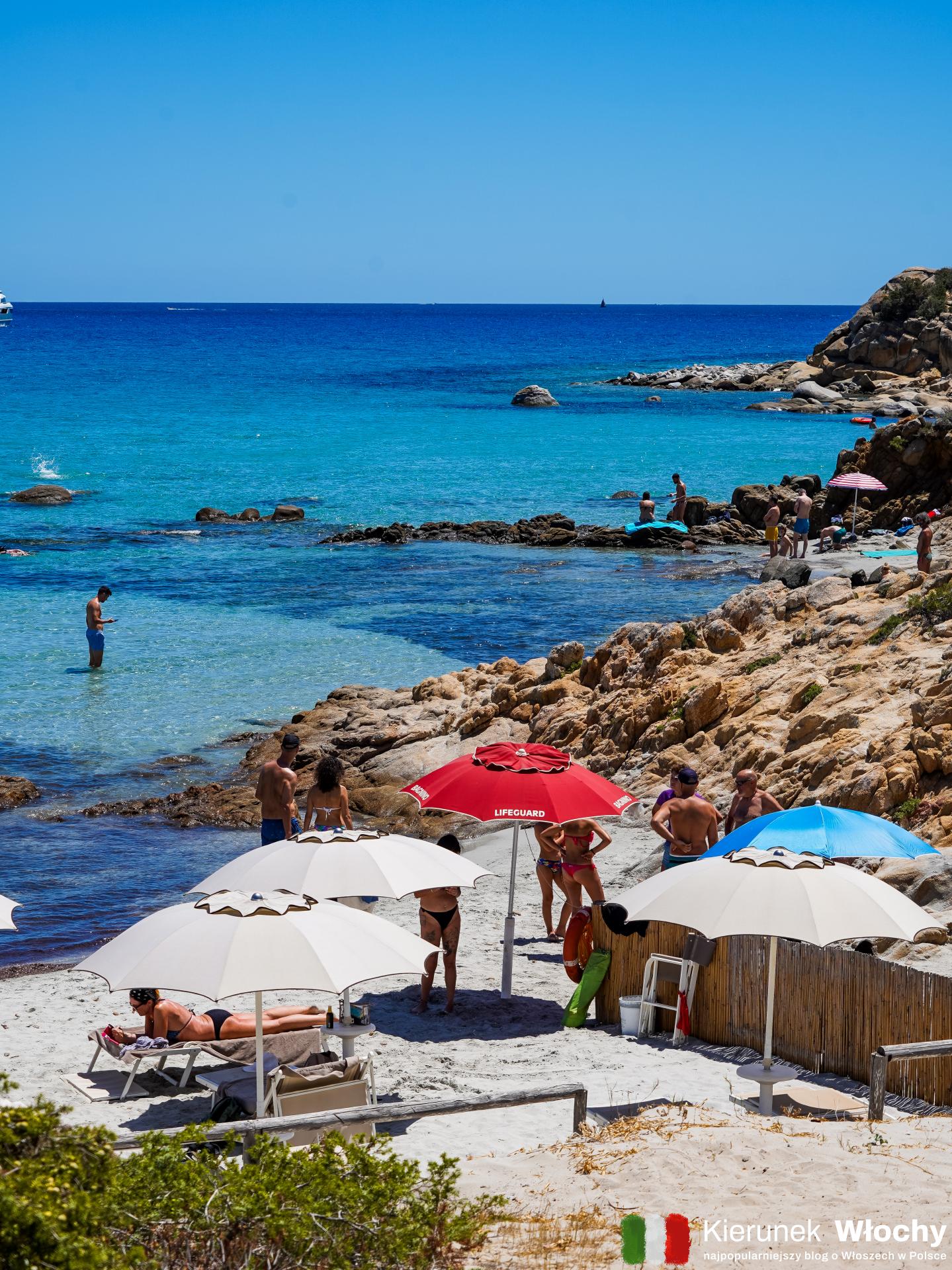 zatoczka Cala Porto Giunco przy plaży Porto Giunco, Villasimius, Capo Carbonara, Sardynia, Włochy (fot. Łukasz Ropczyński, kierunekwlochy.pl)