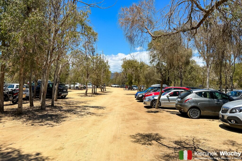 parking przy plaży Porto Giunco w Villasimius kosztuje 5 euro za cały dzień (fot. Łukasz Ropczyński, kierunekwlochy.pl)