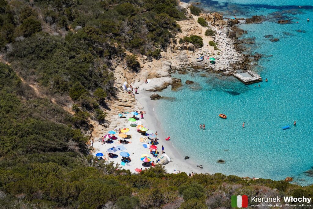 zatoczka Cala Porto Giunco przy plaży Porto Giunco, Villasimius, Capo Carbonara, Sardynia, Włochy (fot. Łukasz Ropczyński, kierunekwlochy.pl)