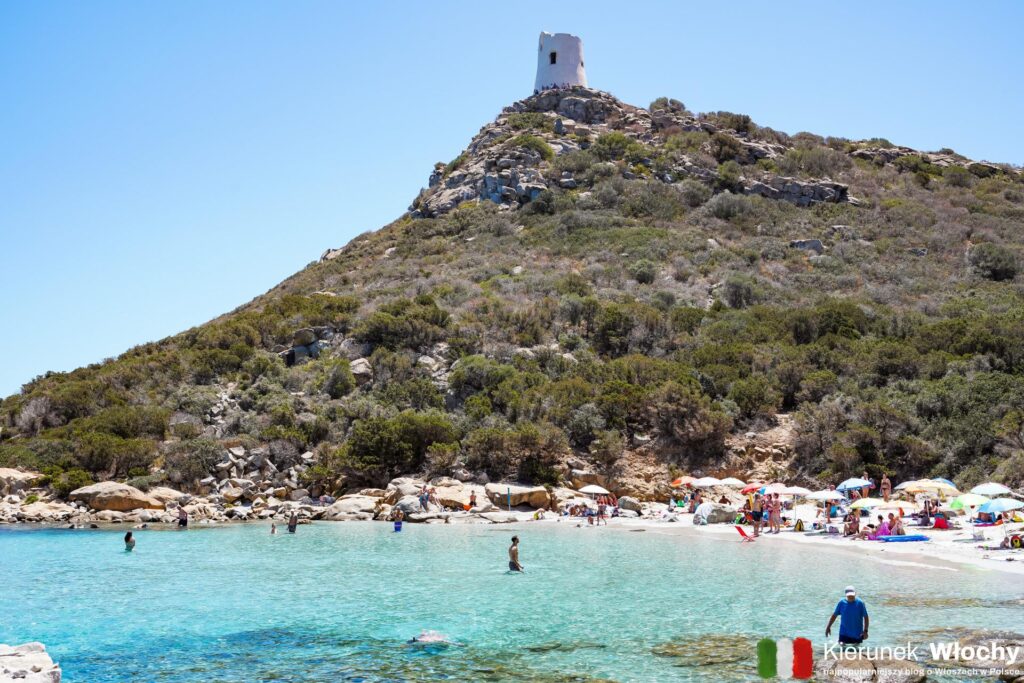 zatoczka Cala Porto Giunco przy plaży Porto Giunco, Villasimius, Capo Carbonara, Sardynia, Włochy (fot. Łukasz Ropczyński, kierunekwlochy.pl)