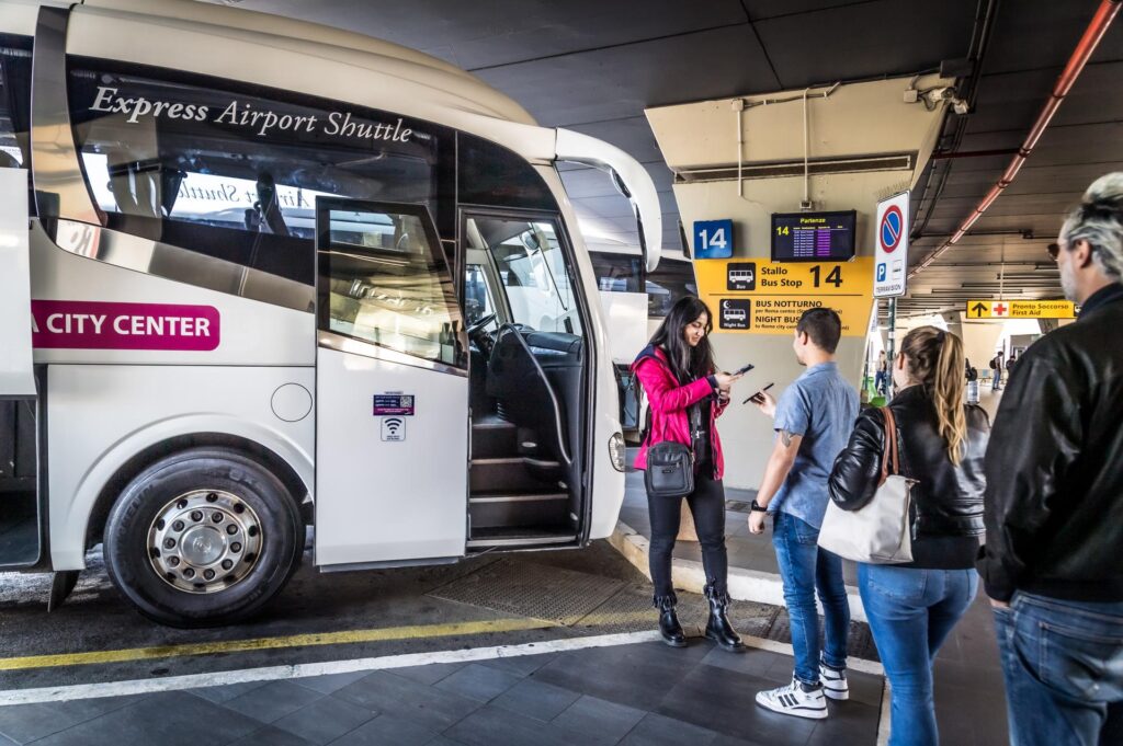 jak dojechać z lotniska Rzym Fiumicino do centrum miasta? Jednym z najtańszych sposobów jest bezpośredni autobus Terravision