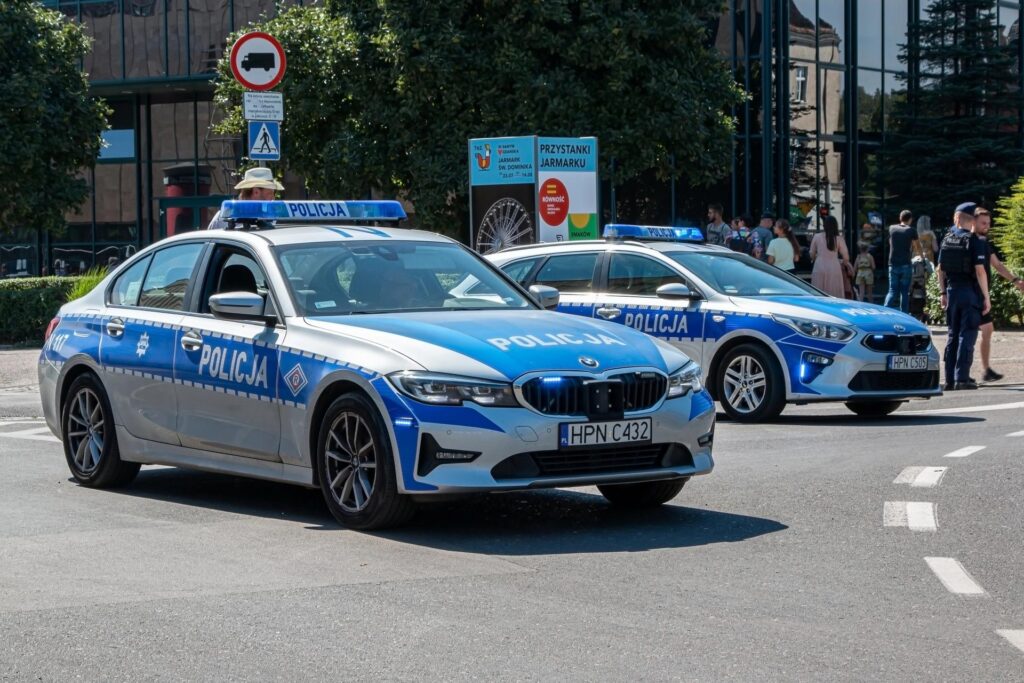 jazda samochodem po Polsce jest bezpieczna, jednak należy pamiętać, że w trakcie wakacji policja prowadzi więcej kontroli na drogach (fot. Jaroslaw Kilian, depositphotos.com)