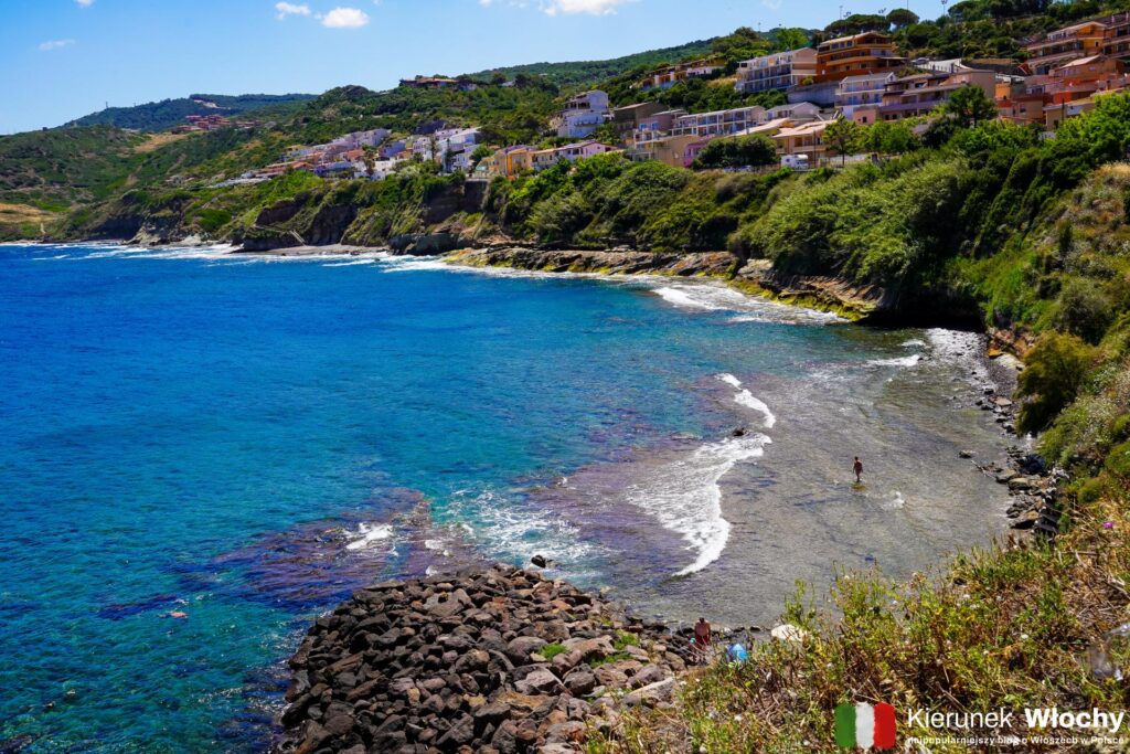 plaża La Vignaccia w Castelsardo, Sardynia, Włochy (fot. Łukasz Ropczyński, kierunekwlochy.pl)