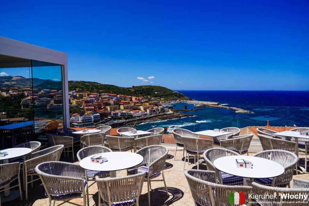 widok z tarasu View Sunset Lounge Bar przy Via Nazionale, w zabytkowym centrum Castelsardo, Sardynia, Włochy (fot. Łukasz Ropczyński, kierunekwlochy.pl)