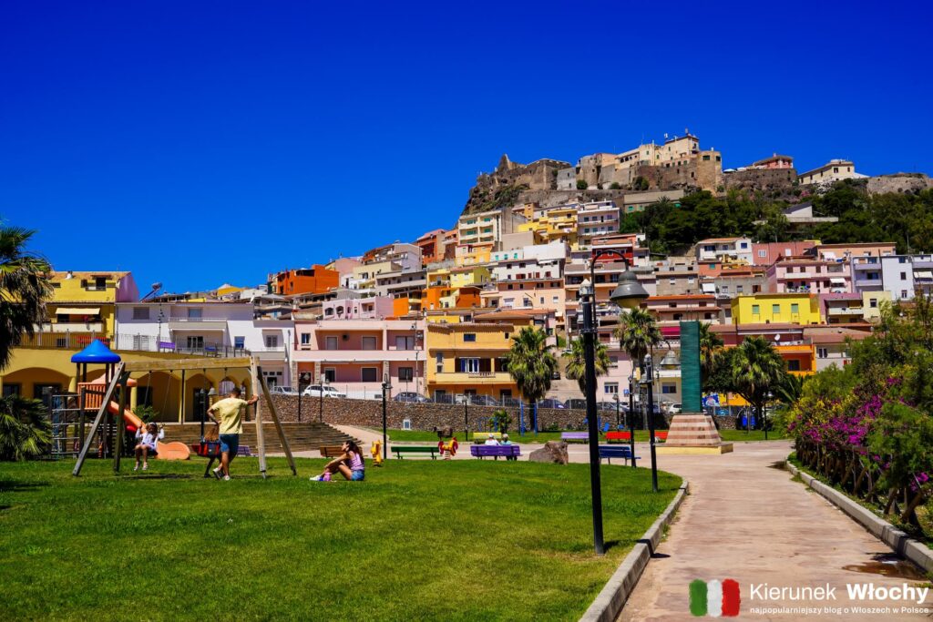 plac zabaw na Piazza del Novecentario w Castelsardo, Sardynia, Włochy (fot. Łukasz Ropczyński, kierunekwlochy.pl)